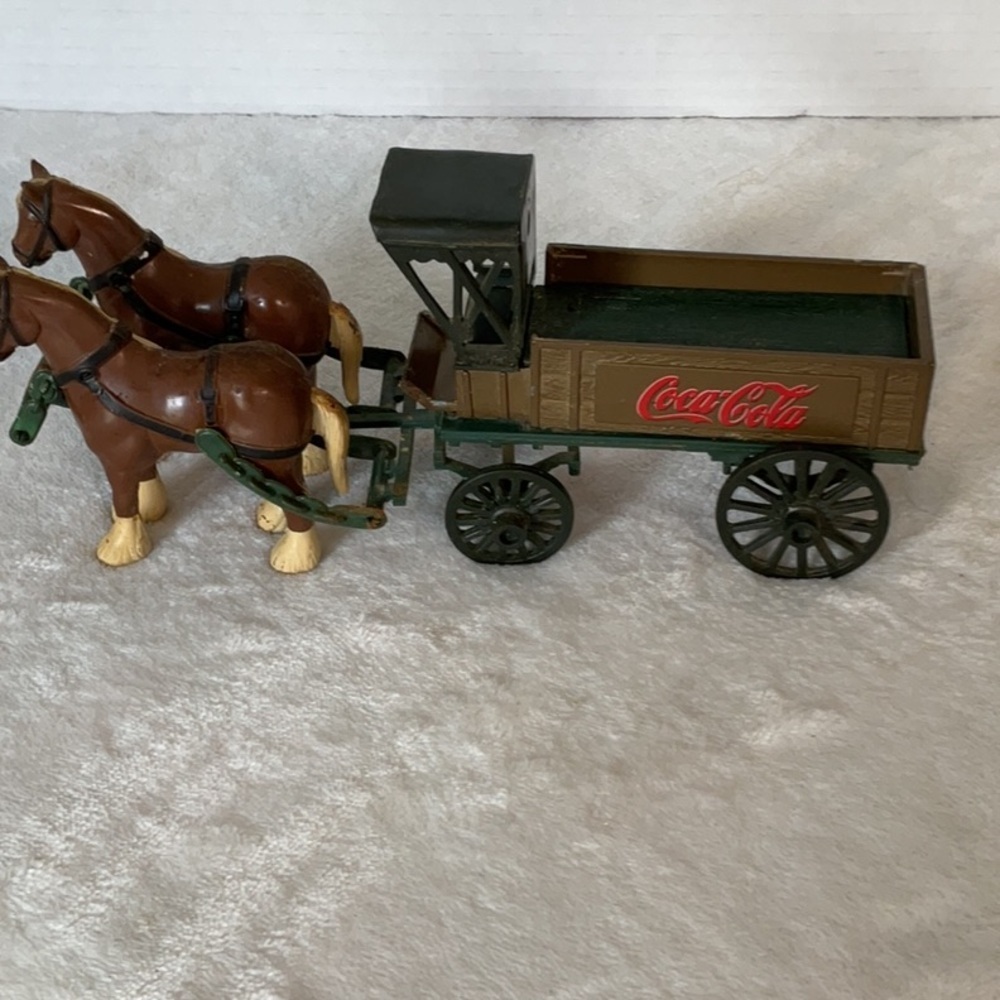 Cola cola vintage metal and plastic horse and buggy coke